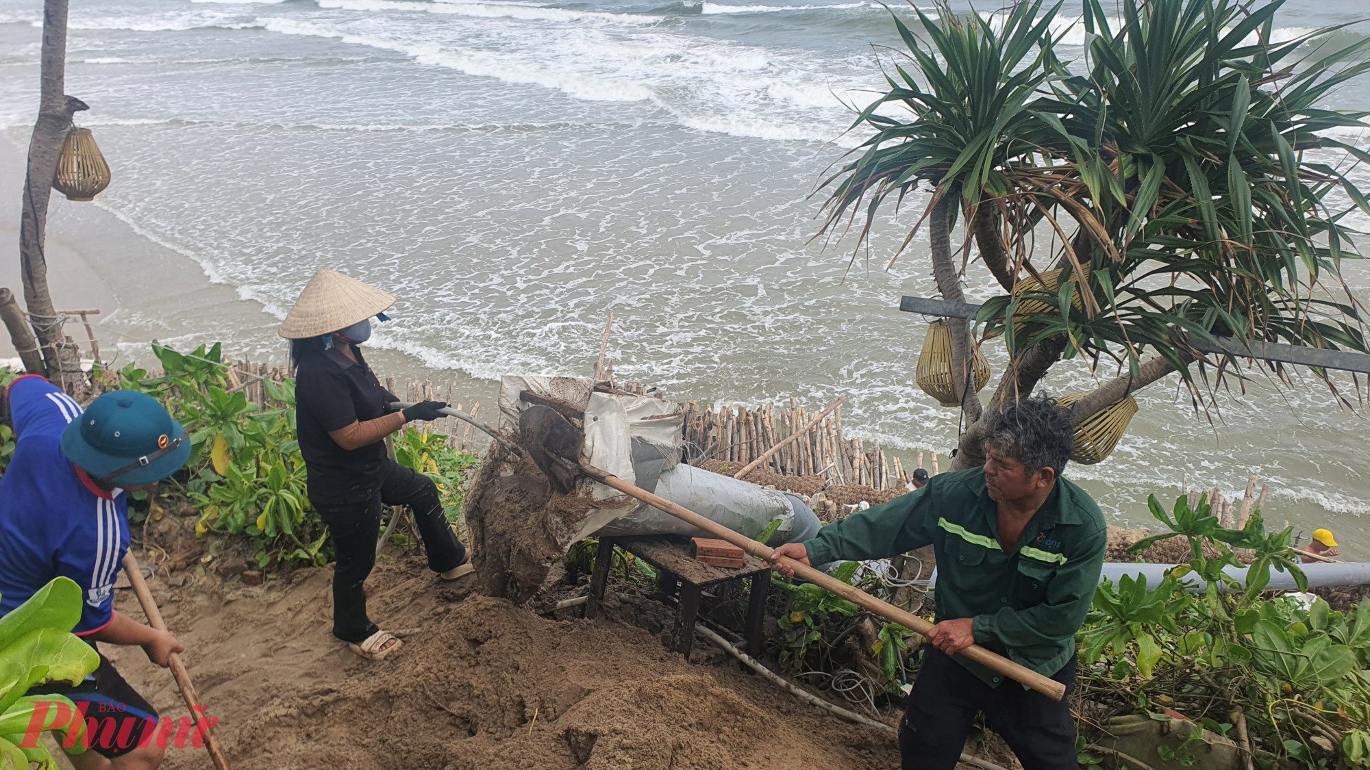 Nhiều tuần qua, b&agrave; H&agrave; cũng như những người d&acirc;n ở khu vực bờ biển n&agrave;y đ&atilde; phải li&ecirc;n tục mua bao tải, đất c&aacute;t, cọc tre&hellip;về để gia cố tạm hạn chế sạt lở s&acirc;u v&agrave;o nh&agrave;.