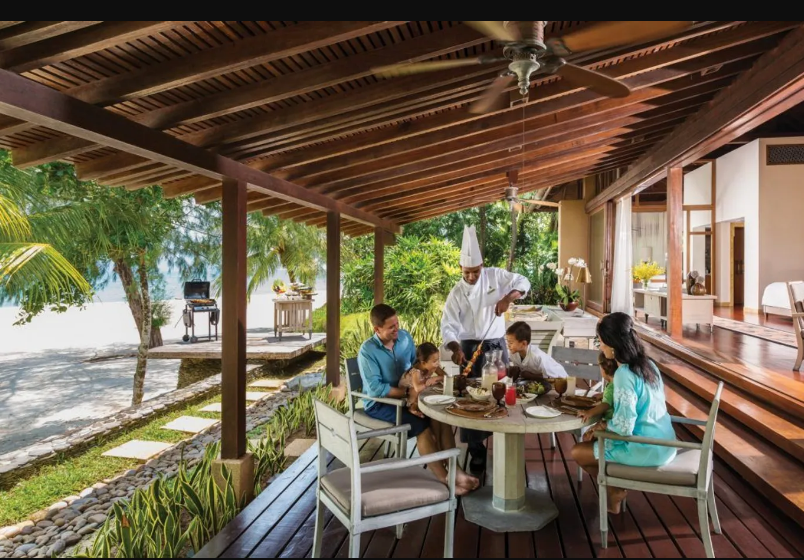 Tiệc nướng ngo&agrave;i b&atilde;i biển tại khu nghỉ dưỡng Four Seasons Langkawi, Malaysia - Ảnh: Four Seasons
