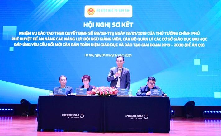 Thứ trưởng Ho&agrave;ng Minh Sơn chủ tr&igrave; hội nghị. Ảnh: Bộ GD-ĐT