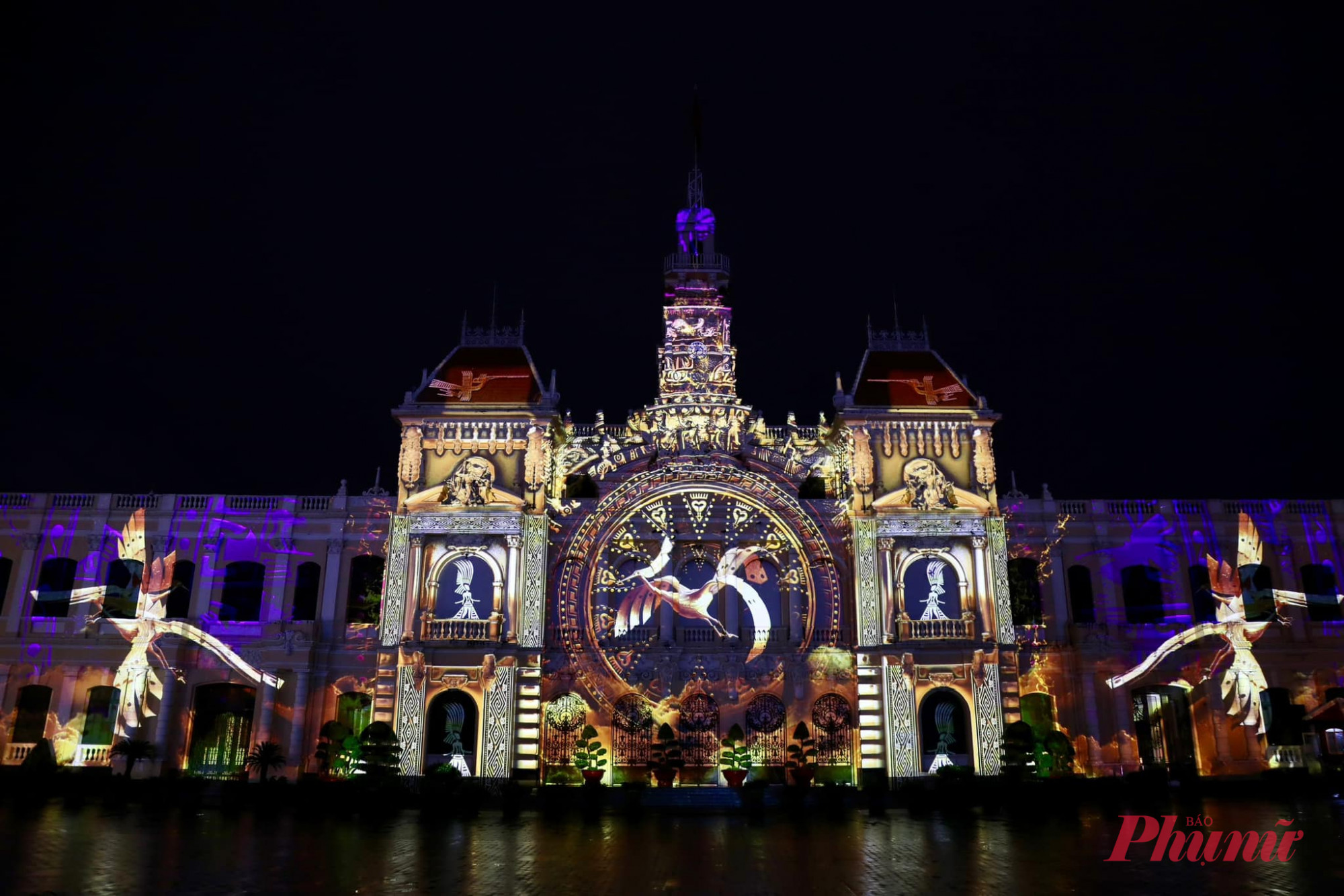 Chương tr&igrave;nh tr&igrave;nh chiếu Mapping nghệ thuật với chủ đề &ldquo;Việt Nam xin ch&agrave;o!&rdquo; tại khu vực trước UBND TPHCM