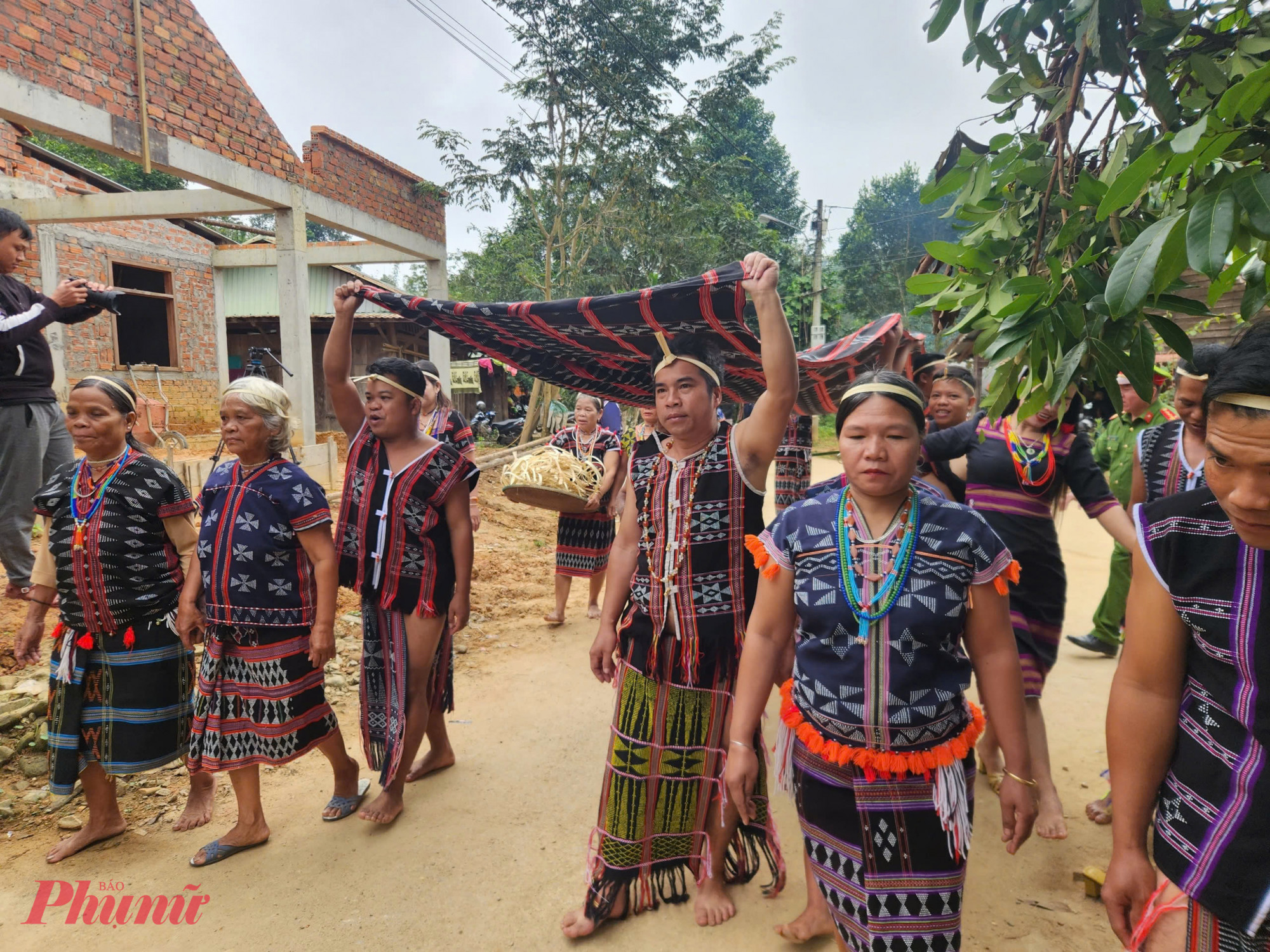 &Ocirc;ng Plăng Bưng, c&aacute;n bộ Ban D&acirc;n vận Huyện ủy T&acirc;y Giang cho biết, ng&agrave;y xưa khi hai l&agrave;ng c&oacute; m&acirc;u thuẫn với nhau nhưng sau n&agrave;y kh&ocirc;ng c&ograve;n hiềm kh&iacute;ch nữa, muốn l&agrave;m h&ograve;a với nhau th&igrave; tổ chức lễ nhập l&agrave;ng. Khi đội l&ecirc;n đầu v&ograve;ng tre của l&agrave;ng, bước qua chỗ để của nước thần th&igrave; đ&atilde; được h&oacute;a giải mọi kh&uacute;c mắc. L&uacute;c n&agrave;y mọi người đ&atilde; h&ograve;a chung với nhau trong l&agrave;ng, x&oacute;a bỏ mọi chuyện trước kia.