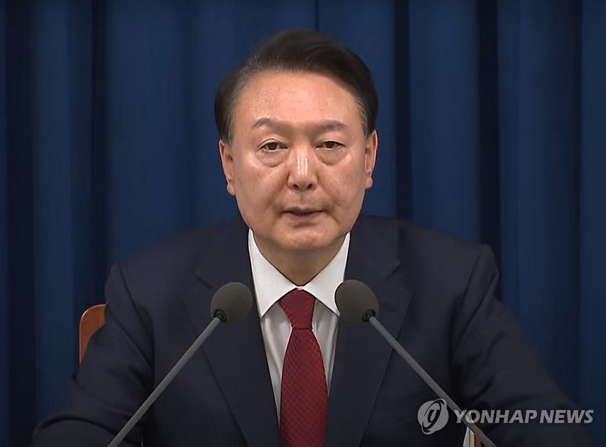 Tổng thống Yoon Suk Yeol tuy&ecirc;n bố dỡ bỏ lệnh thiết qu&acirc;n luật khẩn cấp trong b&agrave;i ph&aacute;t biểu tr&ecirc;n truyền h&igrave;nh từ văn ph&ograve;ng tổng thống ở Seoul v&agrave;o ng&agrave;y 4/12/2024