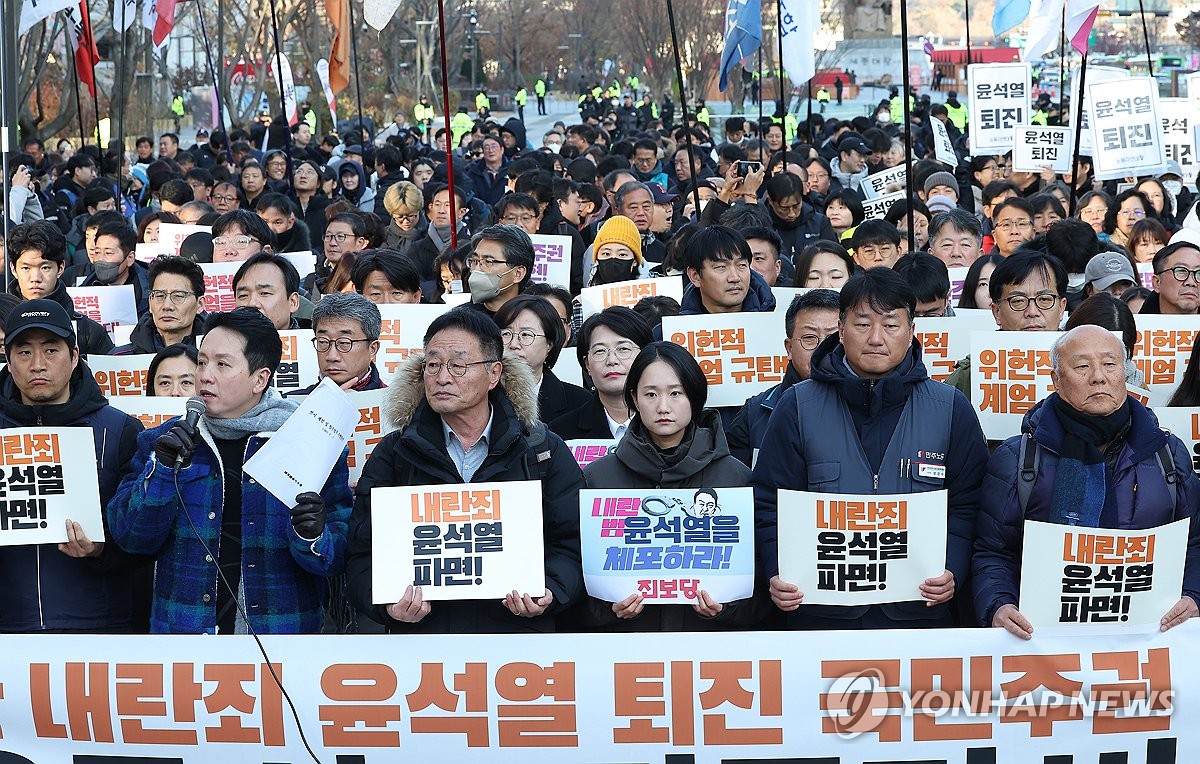 C&aacute;c nh&oacute;m d&acirc;n sự tổ chức cuộc biểu t&igrave;nh tại trung t&acirc;m th&agrave;nh phố Seoul v&agrave;o ng&agrave;y 4/12/2024 để l&ecirc;n &aacute;n tuy&ecirc;n bố thiết qu&acirc;n luật khẩn cấp của Tổng thống Yoon Suk Yeol