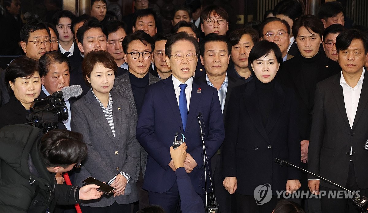 Lee Jae-myung, l&atilde;nh đạo của Đảng D&acirc;n chủ đối lập ch&iacute;nh, ph&aacute;t biểu sau khi Quốc hội th&ocirc;ng qua nghị quyết v&agrave;o ng&agrave;y 4 th&aacute;ng 12 năm 2024, y&ecirc;u cầu Tổng thống Yoon Suk Yeol hủy bỏ tuy&ecirc;n bố về t&igrave;nh trạng thiết qu&acirc;n luật khẩn cấp