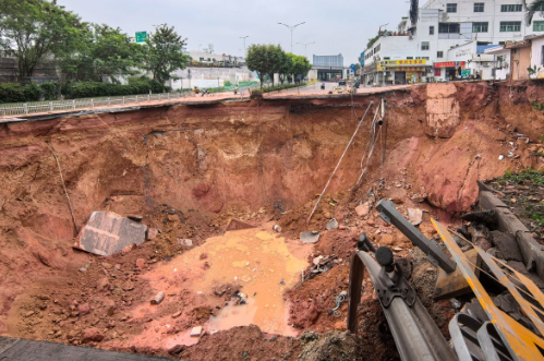 Người d&acirc;n gần đ&oacute; đ&atilde; được sơ t&aacute;n v&agrave; c&aacute;c biện ph&aacute;p giao th&ocirc;ng tạm thời đang được &aacute;p dụng trong khi lực lượng cứu hộ vẫn đang tiếp tục t&igrave;m kiếm