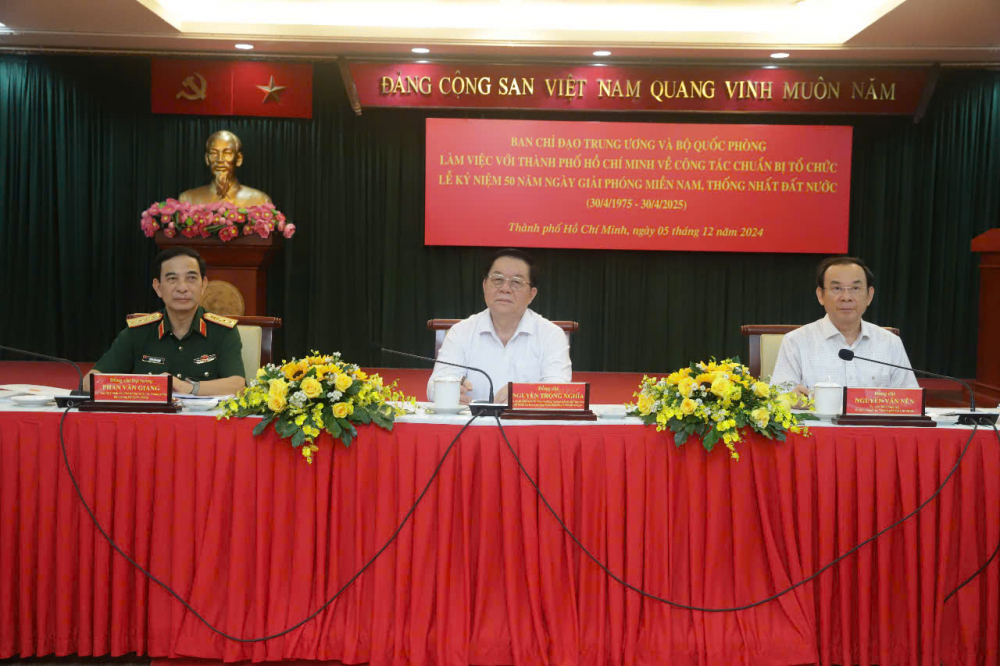&Ocirc;ng Nguyễn Trọng Nghĩa - Trưởng Ban tuy&ecirc;n gi&aacute;o Trung ương, đại tướng Phan Văn Giang - Bộ trưởng Bộ Quốc ph&ograve;ng v&agrave; &ocirc;ng Nguyễn Văn N&ecirc;n - B&iacute; thư Th&agrave;nh ủy TPHCM chủ tr&igrave; buổi l&agrave;m việc - Ảnh: Ph&ugrave;ng Huy