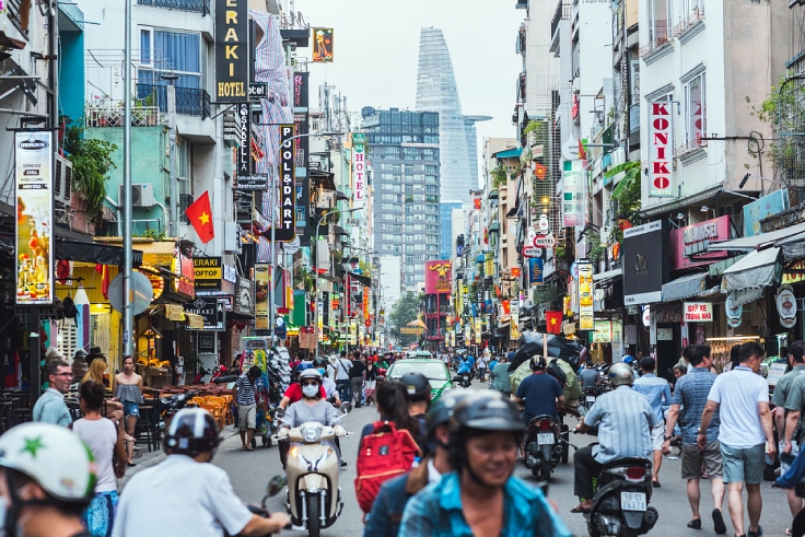 Phố T&acirc;y B&ugrave;i Viện, quận 1,TPHCM s&ocirc;i động, với nhiều c&aacute;c kh&aacute;ch sạn, cửa h&agrave;ng phục vụ kh&aacute;ch du lịch - Ảnh: Shutterstock