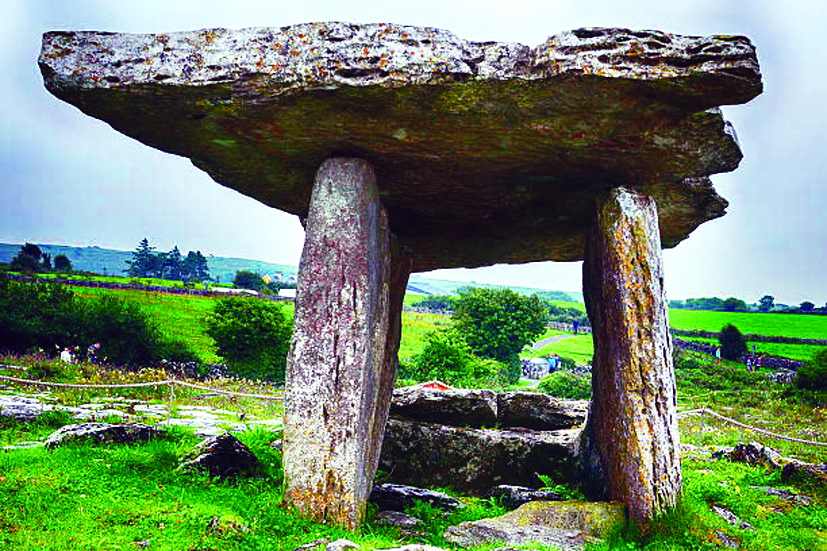 Poulnabrone Dolmen l&agrave; một ng&ocirc;i mộ cổng c&oacute; ni&ecirc;n đại  &iacute;t nhất 5.800 năm - Nguồn ảnh: iStock