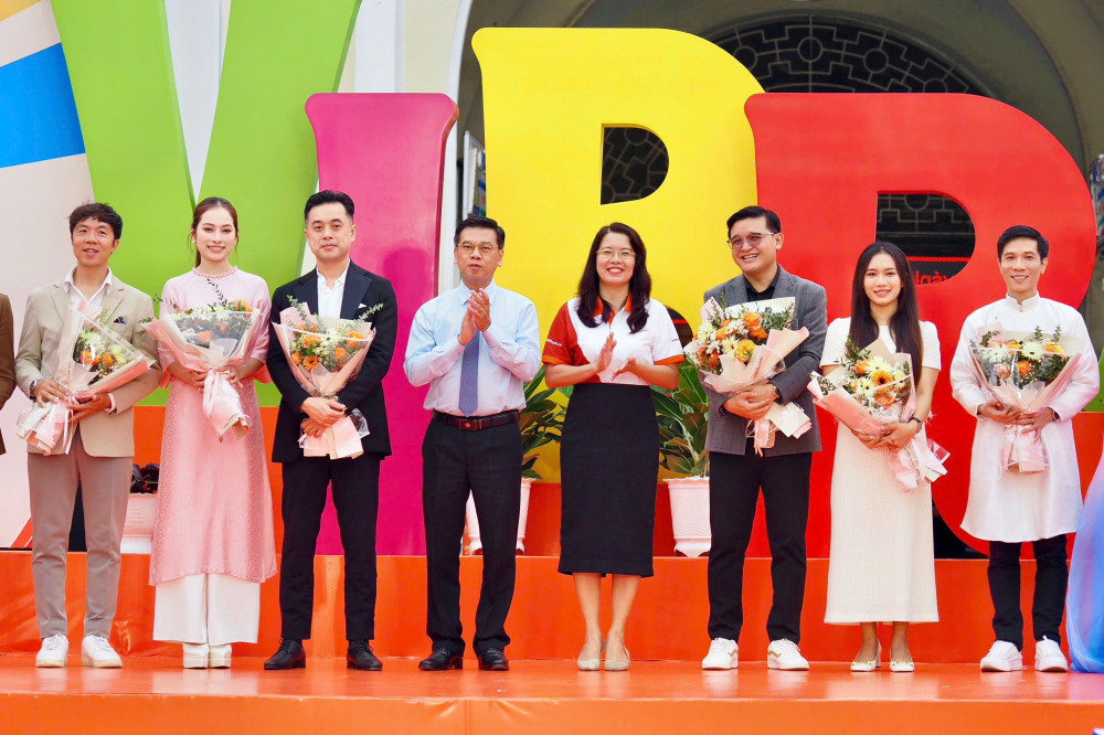 L&atilde;nh đạo TP, ng&agrave;nh du lịch tăng hoa cho c&aacute;c đại sứ quảng b&aacute; du lịch TPHCM. Ảnh: Ho&agrave;ng H&ugrave;ng