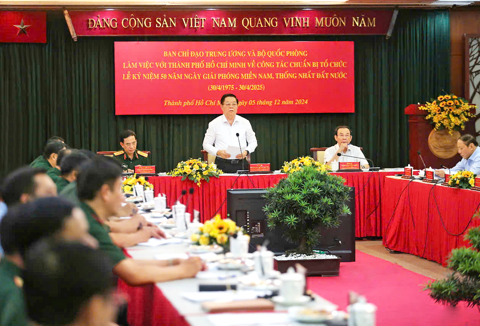 Quang cảnh buổi l&agrave;m việc - ẢNH: PH&Ugrave;NG HUY 