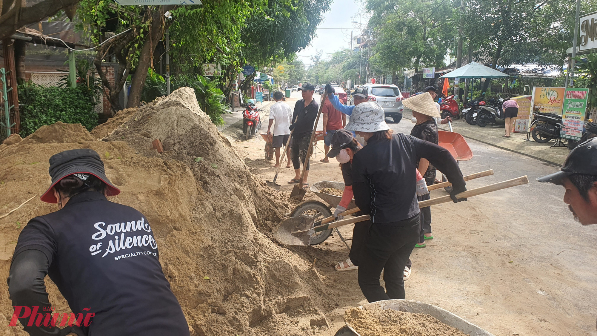 &Ocirc;ng Nguyễn Thế H&ugrave;ng - Ph&oacute; chủ tịch UBND TP Hội An - cho biết, khu vực sạt lở mới n&agrave;y nằm ngo&agrave;i dự &aacute;n k&egrave; chống x&oacute;i lở khẩn cấp bờ biển Cửa Đại đoạn từ UBND phường Cẩm An đến khu vực An B&agrave;ng.