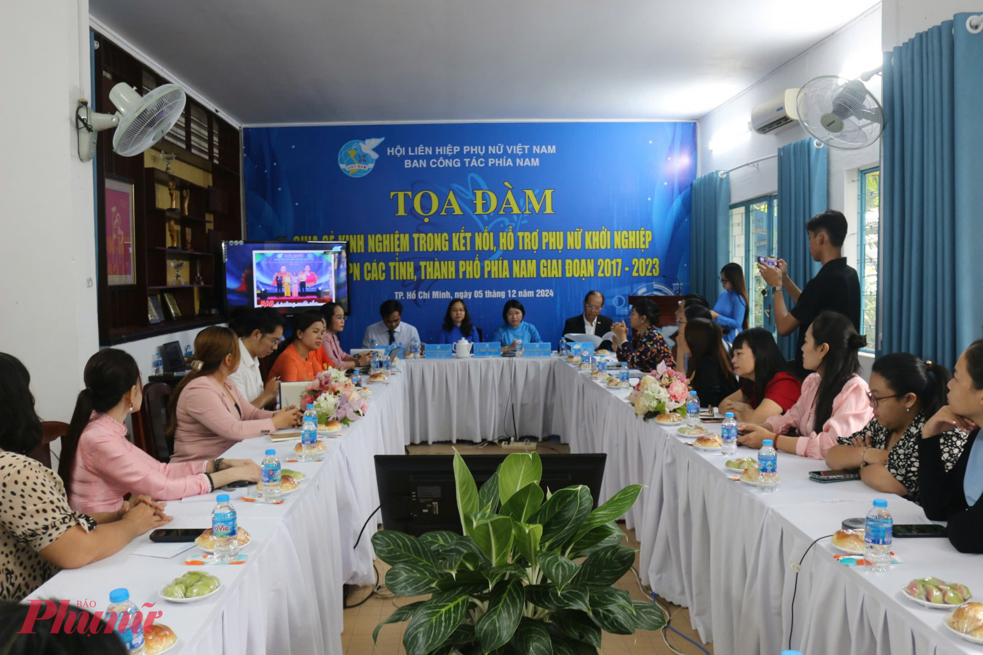 Quang cảnh tọa đ&agrave;m