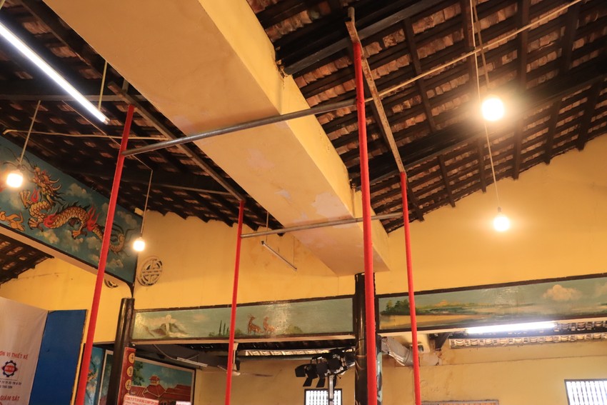 Cột, rường của đ&igrave;nh Ch&iacute; Ho&agrave; xuống cấp, được gia cố bằng c&aacute;c khung sắt trước khi được tu bổ (Ảnh: Nguyễn H&agrave;)