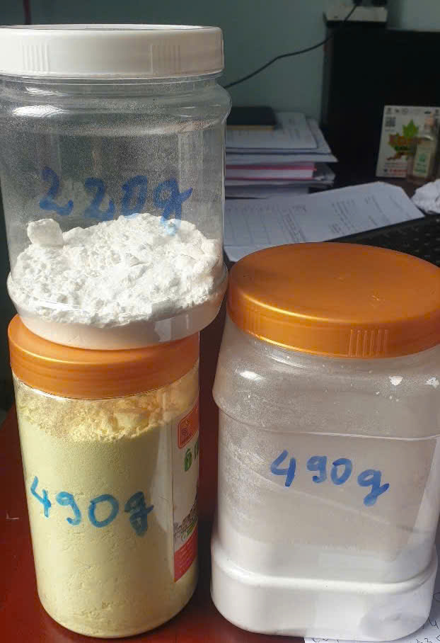 H&oacute;a chất c&ocirc;ng an thu giữ từ em N.Đ.D đặt mua tr&ecirc;n mạng để chế tạo ph&aacute;o - Ảnh CACC