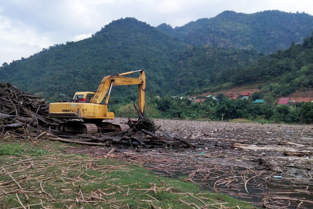 Lực lượng c&ugrave;ng m&aacute;y m&oacute;c được huy động để dọn r&aacute;c - Ảnh: Hữu H&ugrave;ng