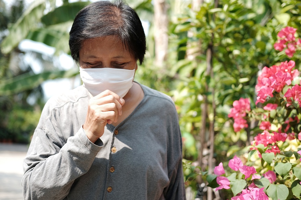 C&aacute;c triệu chứng c&uacute;m của người cao tuổi cũng dễ k&eacute;o d&agrave;i hơn. Ảnh: Vecteezy