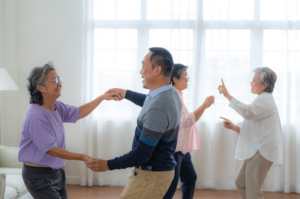 Thường xuy&ecirc;n vận động cũng gi&uacute;p người cao tuổi tăng sức đề kh&aacute;ng. Ảnh: Vecteezy