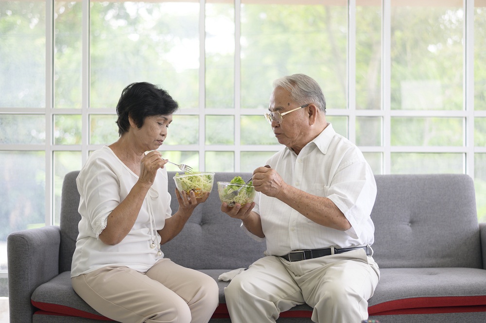 Ngo&agrave;i ti&ecirc;m vắc xin c&uacute;m, người cao tuổi n&ecirc;n ăn uống đủ chất để tăng cường sức đề kh&aacute;ng. Ảnh: Vecteezy