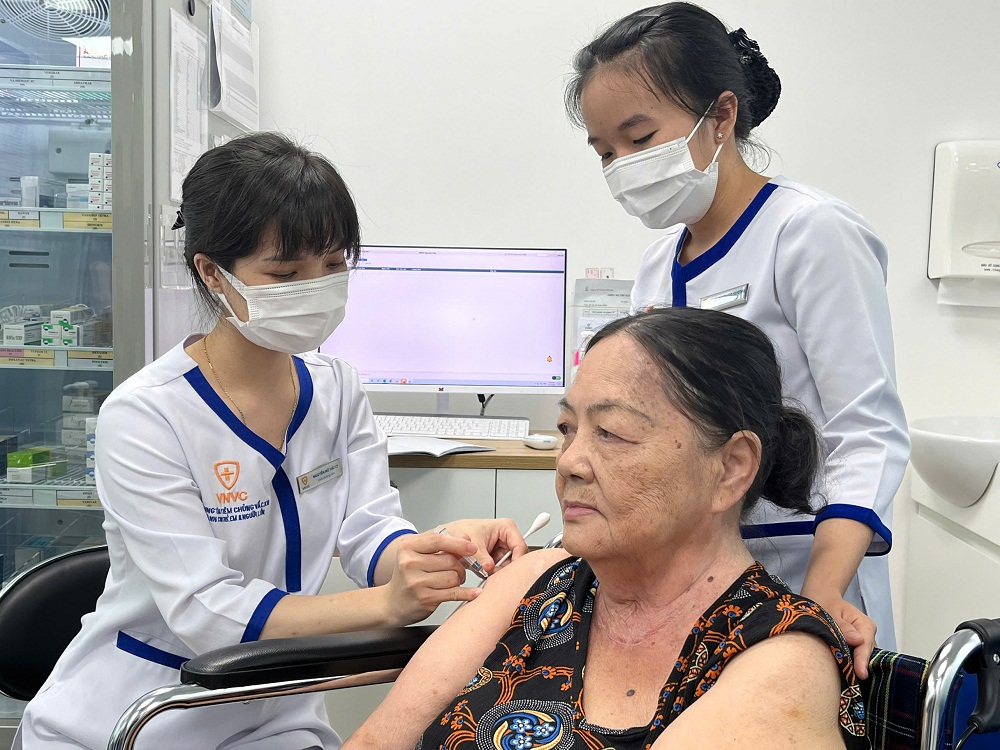 Một người cao tuổi đang ti&ecirc;m vắc xin c&uacute;m tại VNVC. Ảnh: Diệu Thuần