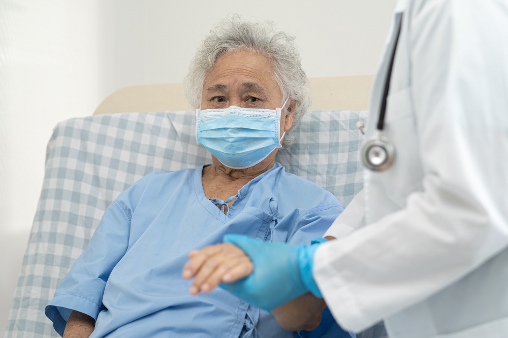 Người cao tuổi mắc c&uacute;m dễ trở nặng. Ảnh minh họa: Vecteezy