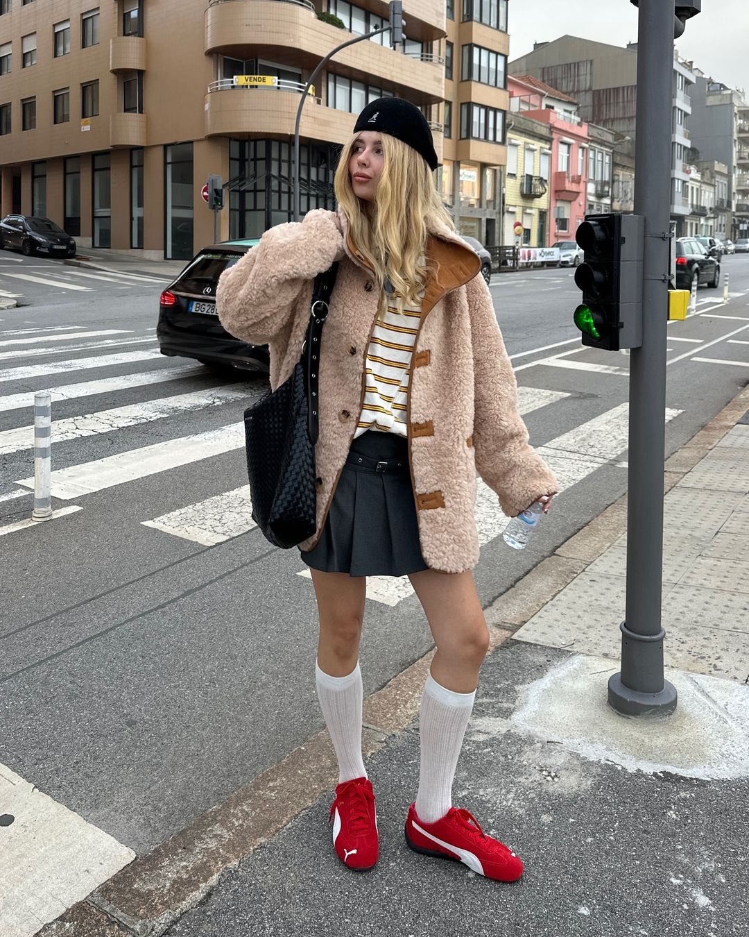Gi&agrave;y sneaker đỏ: Đ&acirc;y l&agrave; lựa chọn y&ecirc;u th&iacute;ch của những t&iacute;n đồ thời trang c&aacute; t&iacute;nh v&agrave; trẻ trung. Xu hướng gi&agrave;y n&agrave;y dễ d&agrave;ng kết hợp với nhiều loại trang phục gi&uacute;p chị em c&oacute; được vẻ ngo&agrave;i s&agrave;nh điệu, chuẩn mốt. C&aacute;ch phối ch&acirc;n v&aacute;y ngắn c&ugrave;ng &aacute;o kho&aacute;c l&ocirc;ng, tất cao cổ v&agrave; gi&agrave;y sneaker đỏ đủ để n&agrave;ng tự tin xuống phố dịp Gi&aacute;ng sinh.