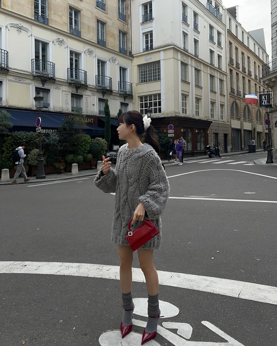 Gi&agrave;y đỏ mũi nhọn cao g&oacute;t: Xu hướng gi&agrave;y n&agrave;y th&iacute;ch hợp cho những buổi tiệc Gi&aacute;ng sinh, mang đến phong c&aacute;ch hiện đại, thanh lịch v&agrave; kh&ocirc;ng k&eacute;m phần sang trọng cho chị em.