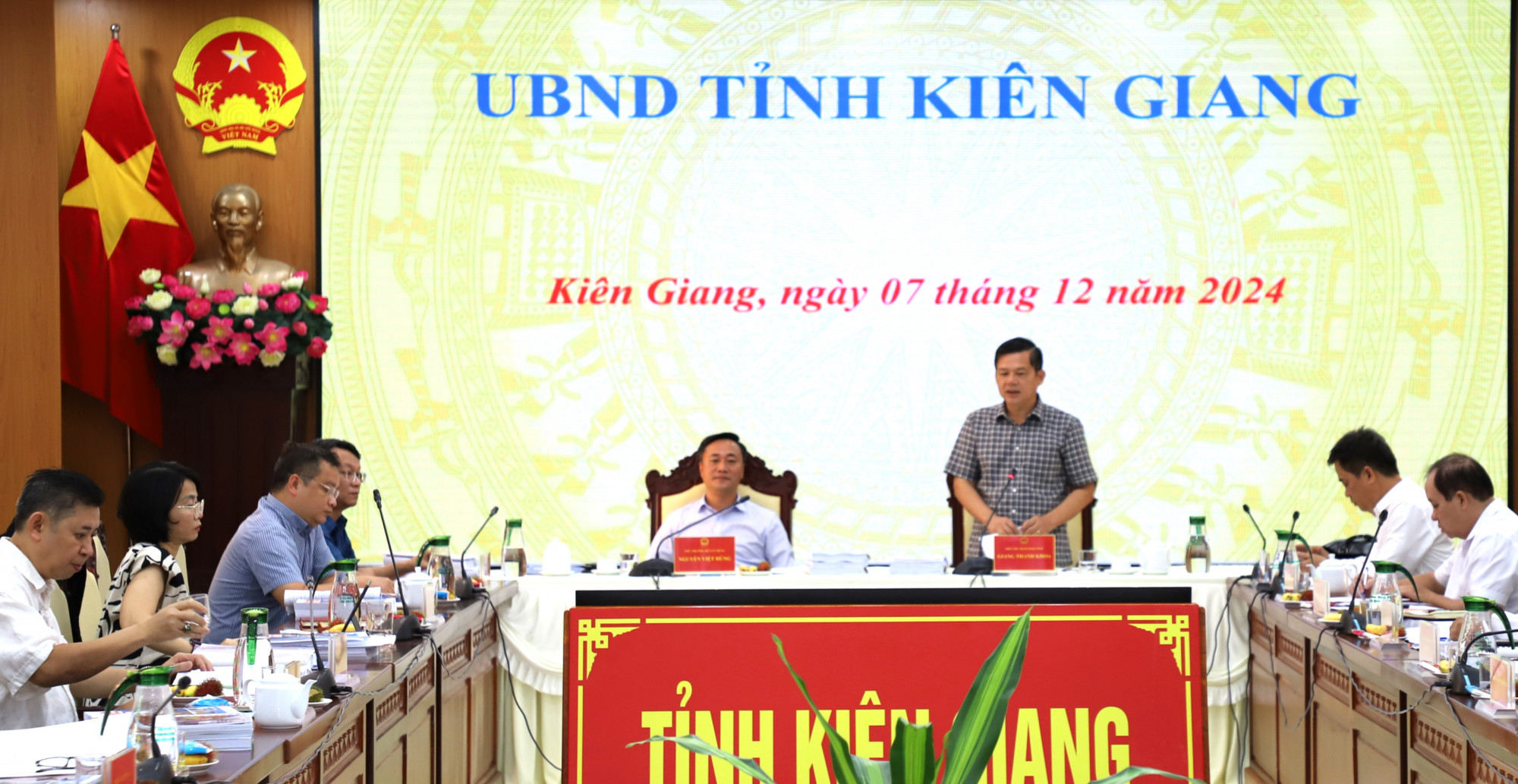 To&agrave;n cảnh buổi l&agrave;m việc - Ảnh B&iacute;ch Th&ugrave;y