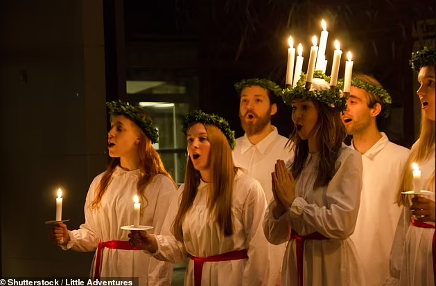 Nến gắn tr&ecirc;n t&oacute;c để mừng lễ Lucia ở Thụy Điển.