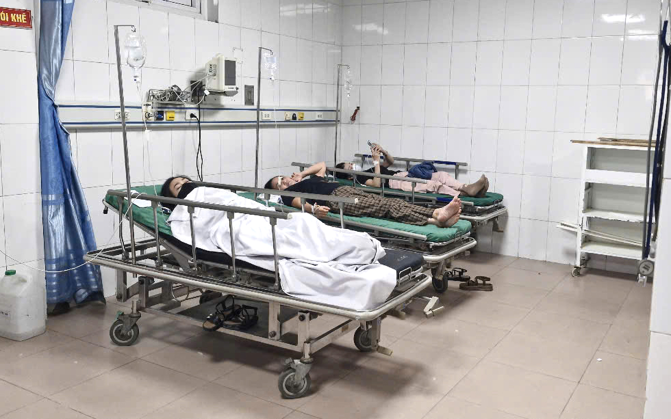 H&agrave;ng chục c&ocirc;ng nh&acirc;n được đưa tới Bệnh viện Đa khoa 115 Nghệ An cấp cứu chiều 6/12 - Ảnh: Phan Ngọc