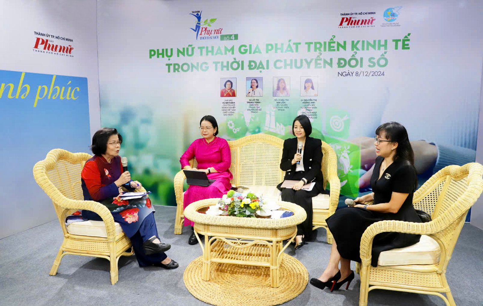 C&aacute;c đại biểu trao đổi tại talk show. Từ tr&aacute;i sang: nh&agrave; b&aacute;o Vũ Kim Hạnh - Chủ tịch Hội Doanh nghiệp h&agrave;ng Việt Nam chất lượng cao; b&agrave; V&otilde; Thị Trung Trinh - Gi&aacute;m đốc Trung t&acirc;m Chuyển đổi số TPHCM; tiến sĩ Đậu Thị Mai Li&ecirc;n (Viện Nghi&ecirc;n cứu ph&aacute;t triển TPHCM); b&agrave; Nguyễn Thị Ho&agrave;ng Anh - Ủy vi&ecirc;n Ban Thường vụ Hội Nữ doanh nh&acirc;n TPHCM,  Chủ tịch Hội đồng quản trị, Tổng gi&aacute;m đốc Bệnh viện &Acirc;u Cơ - ẢNH: PH&Ugrave;NG HUY