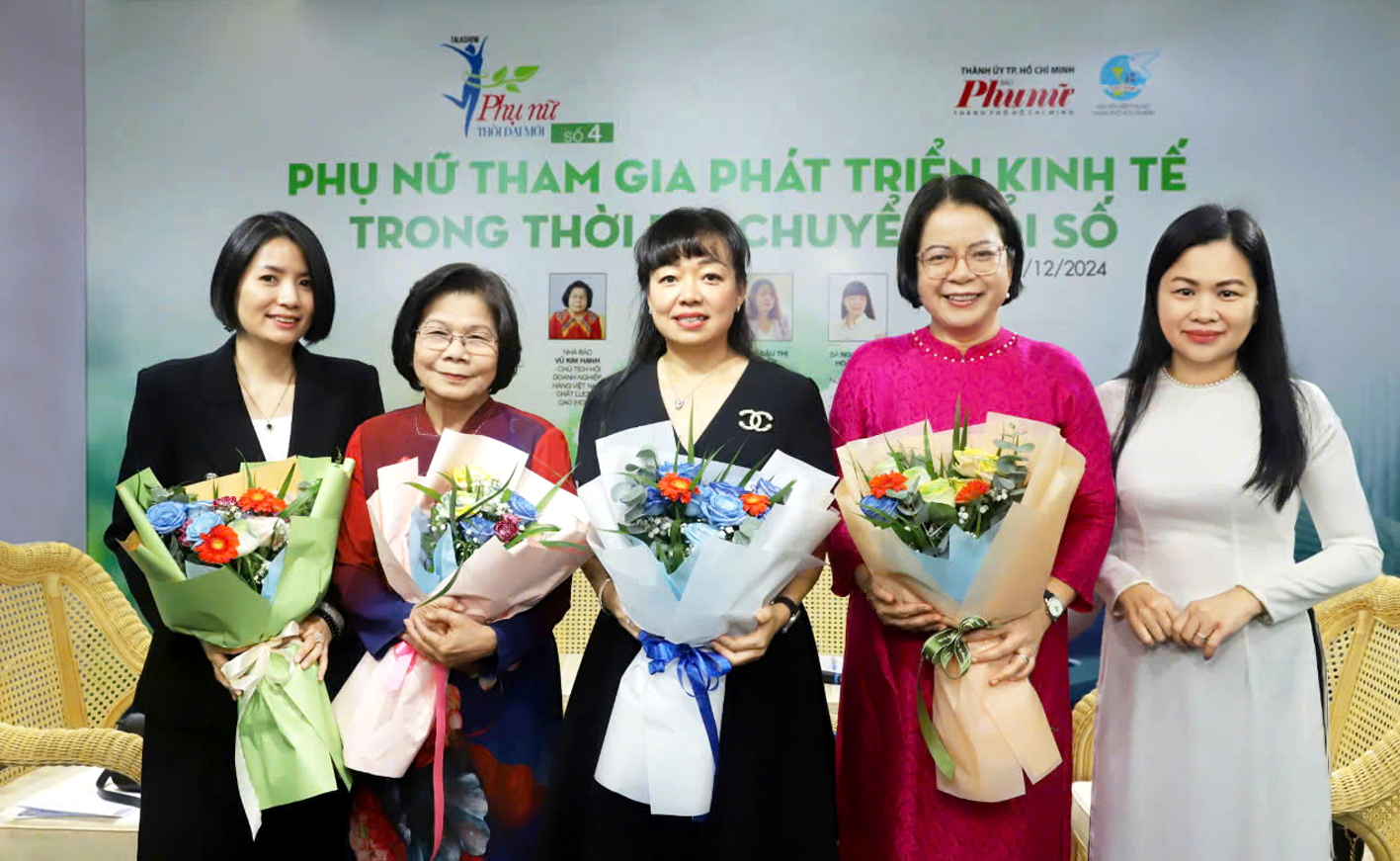 B&agrave; Phạm Thị V&acirc;n Anh (b&igrave;a phải) - Ph&oacute; tổng bi&ecirc;n tập B&aacute;o Phụ nữ TPHCM - tặng hoa cảm ơn c&aacute;c kh&aacute;ch mời tham gia talk show &ldquo;Phụ nữ tham gia ph&aacute;t triển kinh tế trong thời đại chuyển đổi số&rdquo; - ẢNH: PH&Ugrave;NG HUY