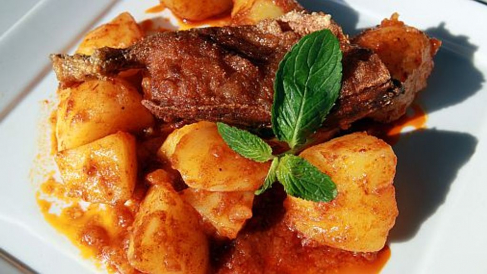 Picante de cuy l&agrave; m&oacute;n ăn truyền thống được l&agrave;m từ sự kết hợp của cuy (chuột lang), khoai t&acirc;y, tỏi v&agrave; ớt aj&iacute;. Chuột lang được cắt th&agrave;nh từng miếng v&agrave; tẩm ướp gia vị v&agrave; thảo mộc. Thịt cuy được chi&ecirc;n gi&ograve;n, phủ sốt cay l&agrave;m từ ớt aj&iacute;, đậu phộng v&agrave; gia vị. M&oacute;n n&agrave;y thường ăn k&egrave;m khoai t&acirc;y, cơm hoặc ng&ocirc;, v&agrave; xuất hiện trong c&aacute;c dịp lễ hội hoặc sự kiện quan trọng. N&oacute; nổi bật với hương vị cay nồng, b&eacute;o ngậy v&agrave; đậm đ&agrave;.