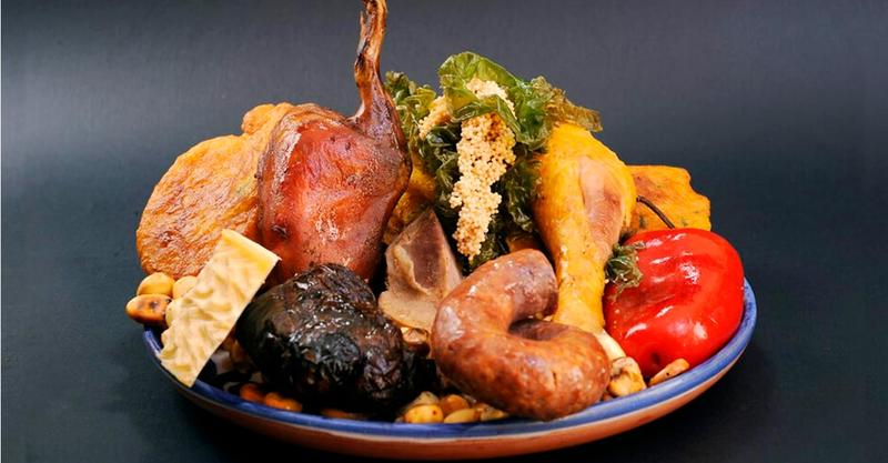 Chiri Uchu, c&oacute; nghĩa l&agrave; ớt lạnh hoặc cay lạnh trong tiếng Quechua, l&agrave; một m&oacute;n ăn truyền thống của Cusco, thường được d&ugrave;ng trong lễ hội Inti Raymi v&agrave; Corpus Christi. M&oacute;n ăn n&agrave;y l&agrave; sự kết hợp của một số nguy&ecirc;n liệu, chẳng hạn như chuột lang, g&agrave;, charqui, pho m&aacute;t tươi v&agrave; ớt rocoto, tất cả đều được th&aacute;i l&aacute;t hoặc cắt th&agrave;nh từng miếng vừa ăn v&agrave; được phục vụ lạnh, mỗi m&oacute;n tượng trưng cho sự đa dạng của khu vực v&agrave; đại diện cho sự kết hợp giữa truyền thống ẩm thực Andean v&agrave; T&acirc;y Ban Nha.