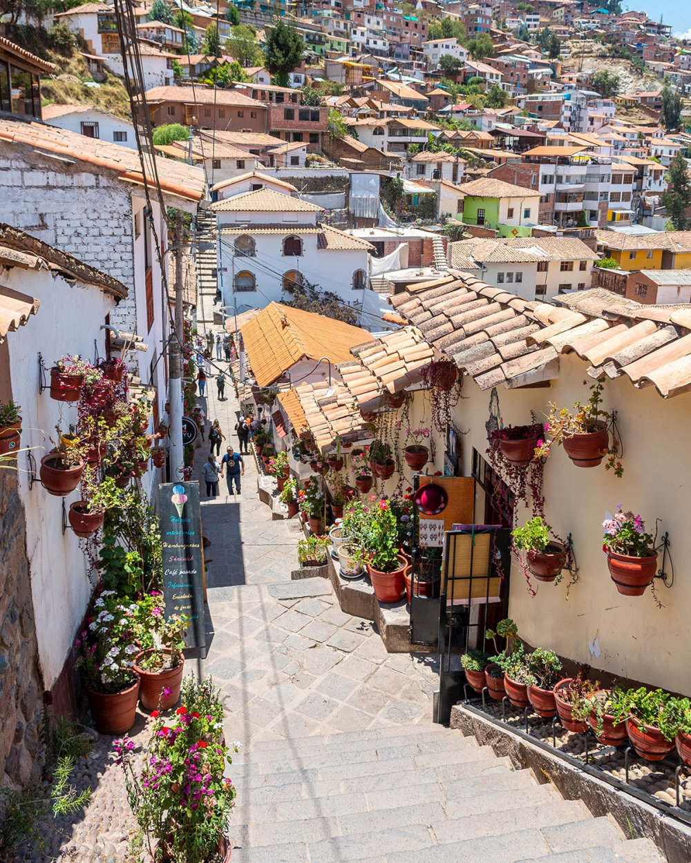 Khi nhắc đến th&agrave;nh phố Cusco - Peru, ta c&oacute; thể lập tức nghĩ đến d&atilde;y Andes c&ugrave;ng nhiều địa danh c&oacute; cảnh quan thi&ecirc;n nhi&ecirc;n h&ugrave;ng vĩ. Tuy nhi&ecirc;n, chốn phồn hoa của đế chế Inca một thời c&ograve;n l&agrave; một điểm đến l&yacute; tưởng để bạn kh&aacute;m ph&aacute; ẩm thực