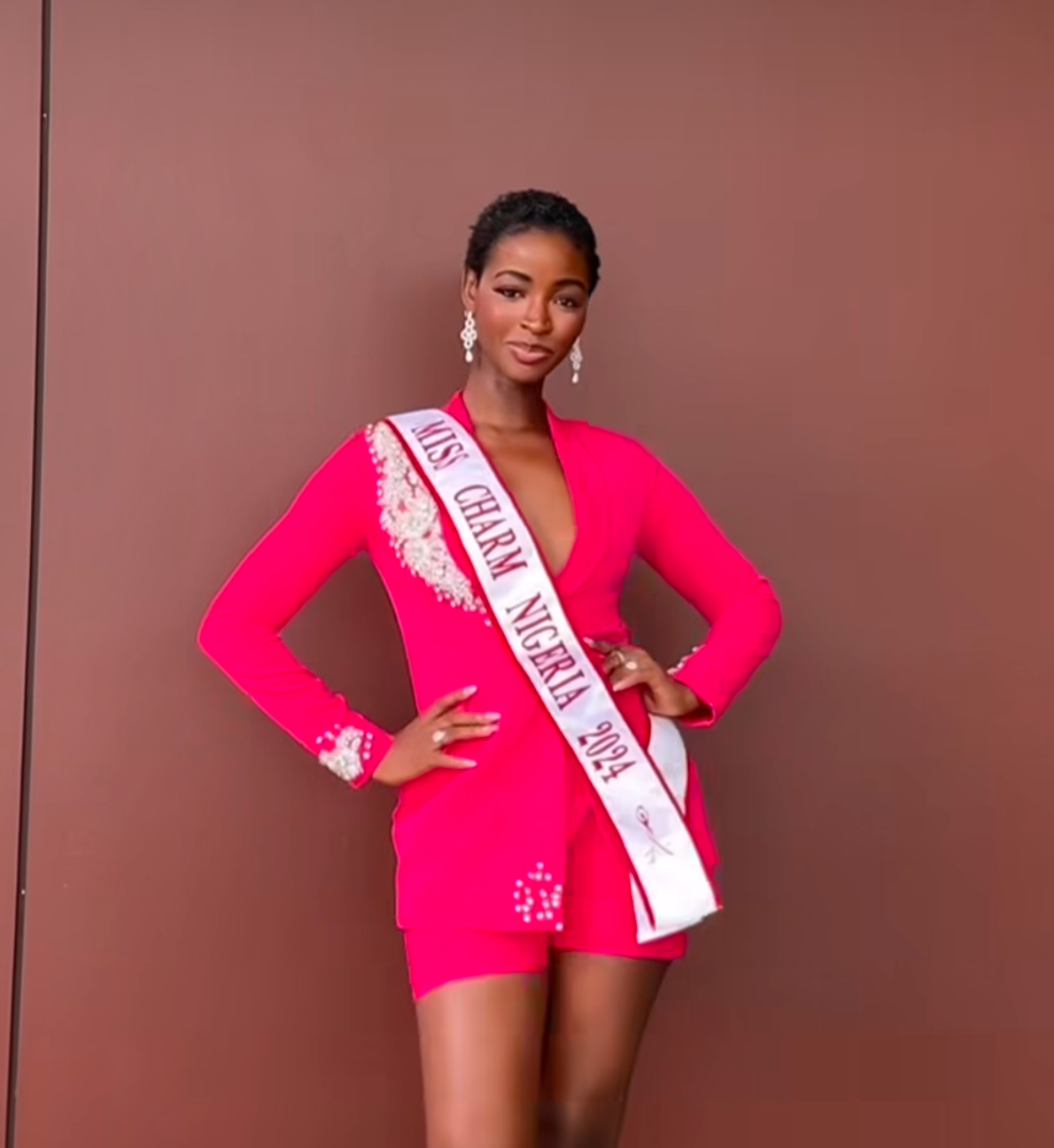 Hannah Onosetale Iribhogbe - th&iacute; sinh đại diện Nigeria g&acirc;y ấn tượng với thiết kế m&agrave;u hồng neon rực rỡ, kho&eacute;t ngực s&acirc;u. C&ocirc; cho biết rất h&aacute;o hức khi đến Việt Nam, gặp gỡ c&aacute;c c&ocirc; g&aacute;i từ nhiều nơi tr&ecirc;n thế giới. 