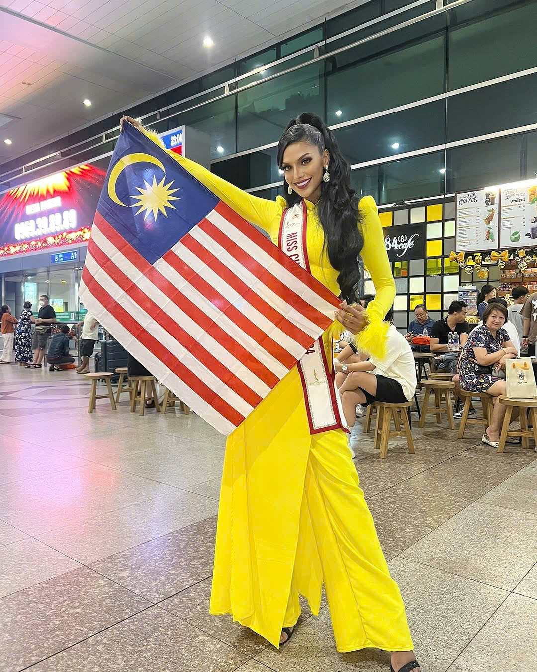 Miss Charm Malaysia 2024 Rashmita Rasindran g&acirc;y ấn tượng tại s&acirc;n bay khi diện chiếc &aacute;o d&agrave;i m&agrave;u v&agrave;ng rực rỡ. C&ocirc; cảm ơn mọi người đ&atilde; đ&oacute;n tiếp m&igrave;nh nồng hậu, ấn tượng bởi sự nhiệt t&igrave;nh của người Việt Nam. C&ocirc; cho rằng ch&iacute;nh điều n&agrave;y sẽ gi&uacute;p c&ocirc; sớm th&iacute;ch nghi với nơi đ&acirc;y như qu&ecirc; nh&agrave; của m&igrave;nh. 