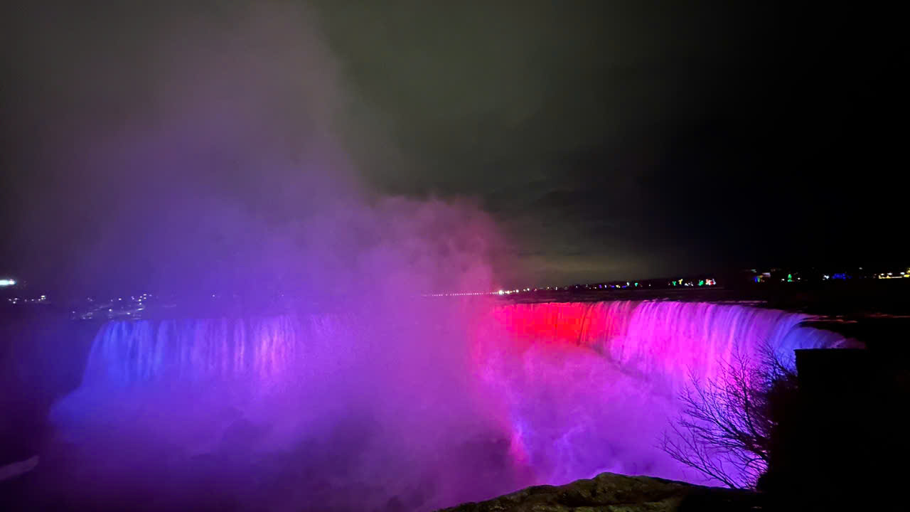 Vẻ đẹp tuyệt vời của Niagara đ&atilde; thu h&uacute;t đ&ocirc;ng đảo du kh&aacute;ch khắp nơi tr&ecirc;n thế giới khi đến Canada v&agrave; Mỹ. Ảnh: Ban đ&ecirc;m ở th&aacute;c Niagara lung linh sắc m&agrave;u v&agrave;o cuối th&aacute;ng 11/2024. 