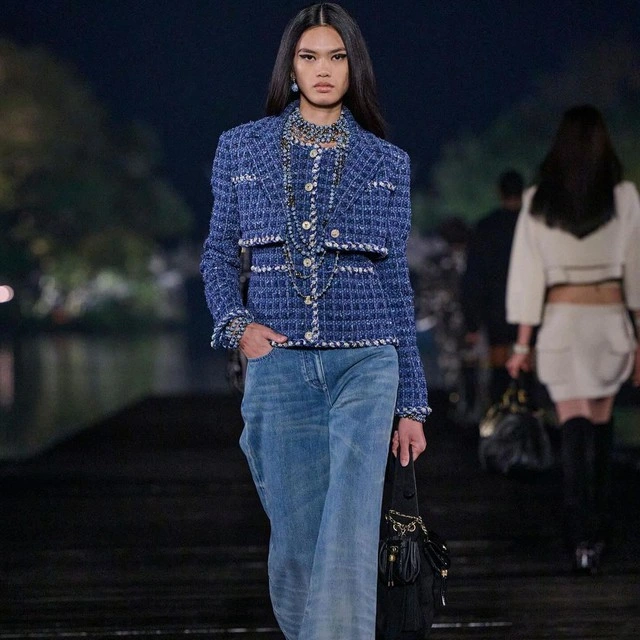 Quần jeans ống rộng v&agrave; &aacute;o kho&aacute;c vải tweed mang đến phong c&aacute;ch cổ điển, sang trọng rất ph&ugrave; hợp để diện v&agrave;o m&ugrave;a lanh.  Xu hướng n&agrave;y cũng được nhiều nh&agrave; mốt lăng x&ecirc;, khi kết hợp th&ecirc;m phụ kiện v&ograve;ng cổ c&agrave;ng t&ocirc;n l&ecirc;n vẻ đẹp trường tồn của thời trang cổ điển c&ugrave;ng 2 chất liệu denim, tweed kh&ocirc;ng bao giờ lỗi mốt.