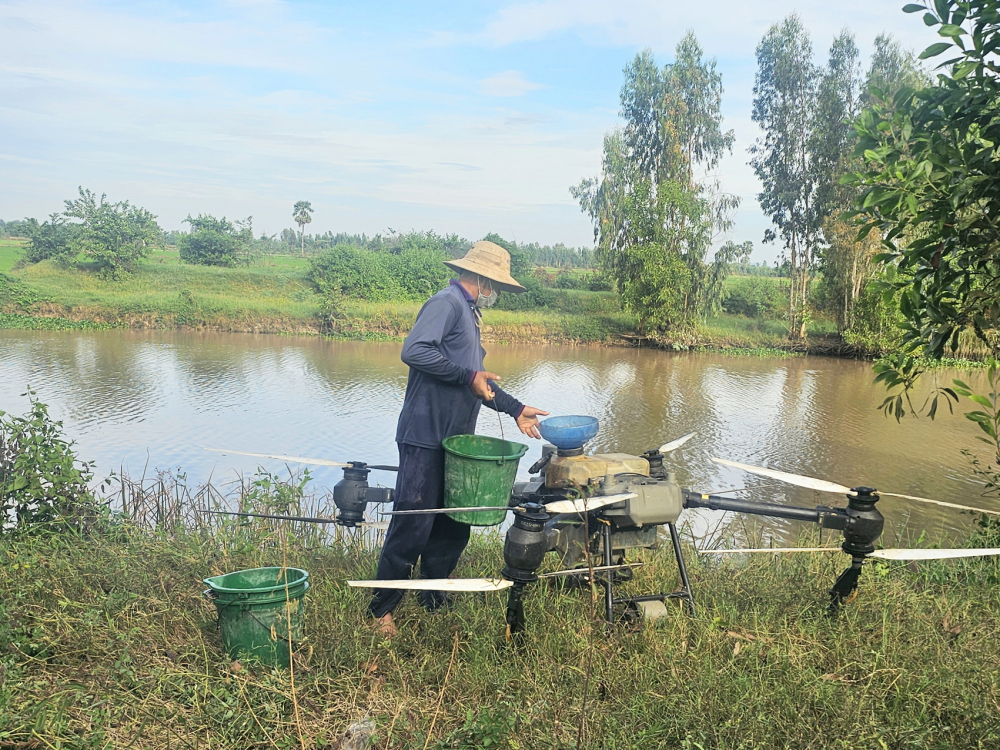 N&ocirc;ng d&acirc;n huyện Giang Th&agrave;nh, tỉnh Ki&ecirc;n Giang d&ugrave;ng m&aacute;y bay kh&ocirc;ng người l&aacute;i để phun thuốc trừ s&acirc;u - ẢNH: PH&Uacute; HỮU