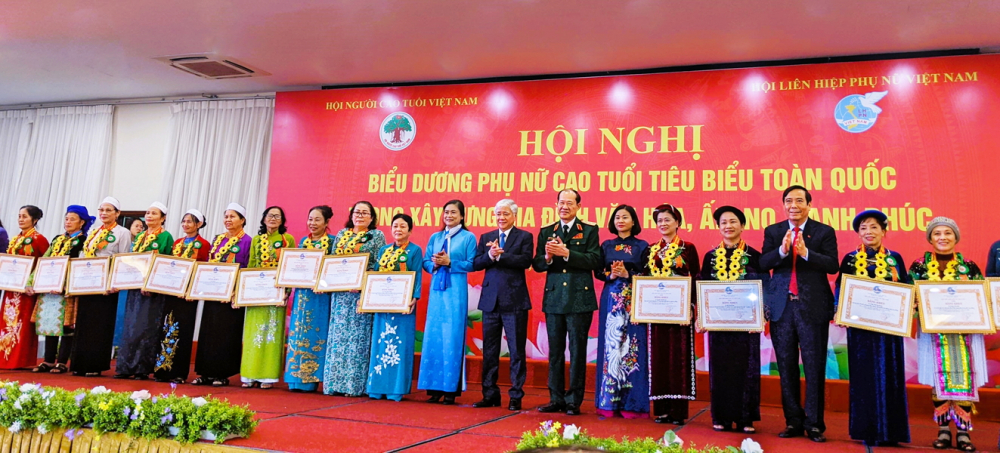 Hội nghị tuy&ecirc;n dương rất nhiều phụ nữ cao tuổi đến từ c&aacute;c d&acirc;n tộc thiểu số - ẢNH: M.T.