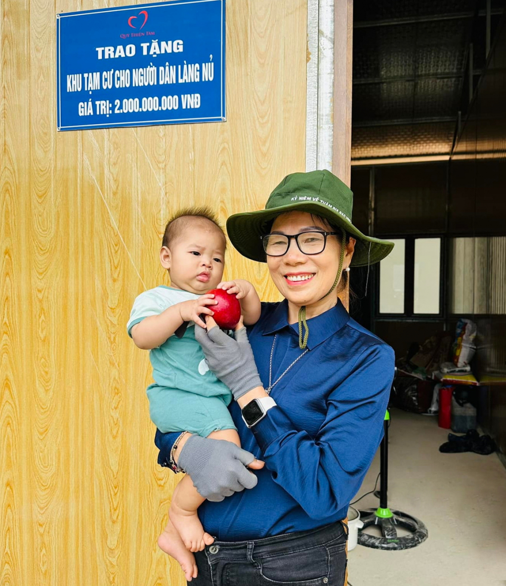 Ở tuổi 70, b&agrave; Nguyễn Thị Li&ecirc;n đ&atilde; nhiều ng&agrave;y hỗ trợ L&agrave;ng Nủ dọn dẹp, t&aacute;i thiết - ẢNH: L.N.