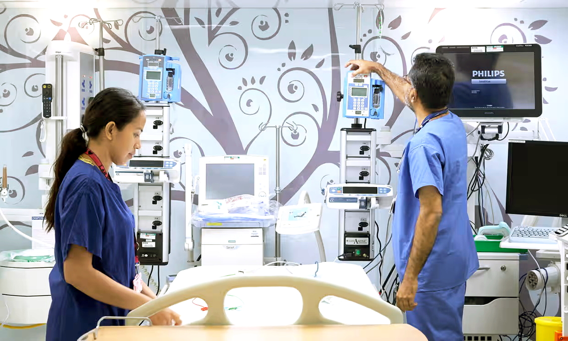 Nh&acirc;n vi&ecirc;n y tế chuẩn bị giường bệnh tại một bệnh viện tư ở Anh - ẢNH: CURTSEYES (Alamy)