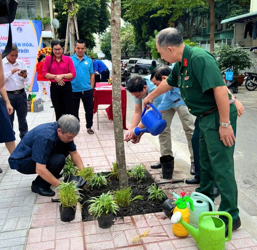 C&aacute;c đại biểu tham gia trồng c&acirc;y xanh xung quanh khu&ocirc;n vi&ecirc;n