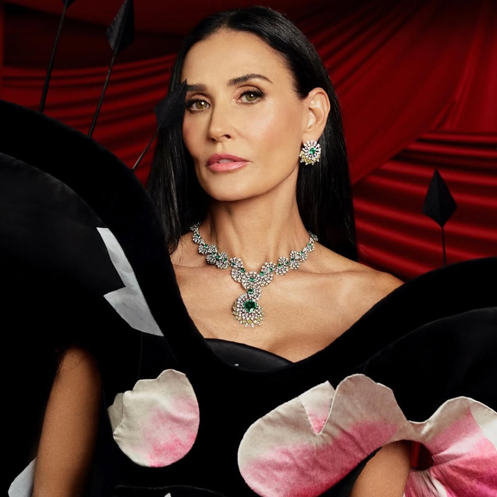 Dưỡng da v&ugrave;ng mắt v&agrave; m&ocirc;i: Demi Moore chăm s&oacute;c v&ugrave;ng da quanh mắt với mặt nạ dưỡng gi&agrave;u glycerin v&agrave; hyaluronic acid để cấp ẩm s&acirc;u v&agrave; l&agrave;m giảm nếp nhăn, gi&uacute;p đ&ocirc;i mắt lu&ocirc;n tươi tắn. Ngo&agrave;i ra, kh&ocirc;ng chỉ chăm s&oacute;c da mặt, nữ diễn vi&ecirc;n c&ograve;n đặc biệt quan t&acirc;m đến đ&ocirc;i m&ocirc;i. C&ocirc; sử dụng mặt nạ ngủ dưỡng m&ocirc;i chứa vitamin C gi&uacute;p l&agrave;m mềm v&agrave; nu&ocirc;i dưỡng đ&ocirc;i m&ocirc;i căng mọng.