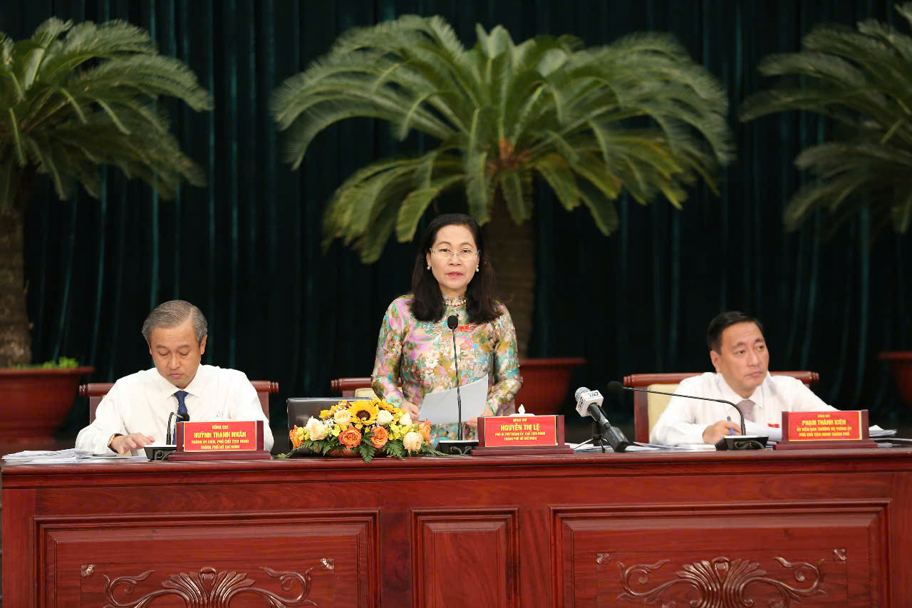 Chủ tịch HĐND TPHCM Nguyễn Thị Lệ (giữa) chủ tr&igrave; kỳ họp 
