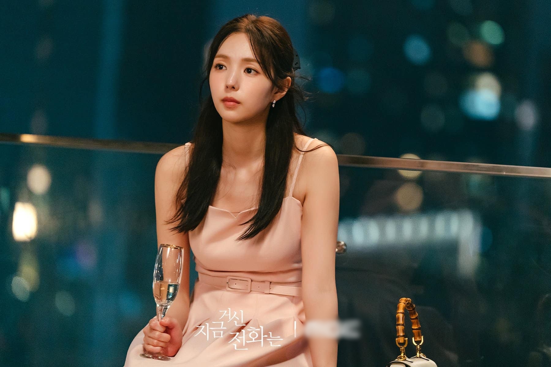 B&ecirc;n cạnh những bộ trang phục c&ocirc;ng sở v&agrave; đời thường, trang phục dự tiệc của Chae Soo Bin trong phim kh&ocirc;ng qu&aacute; rực rỡ v&agrave; cầu kỳ. Những chiếc đầm với thiết kế đơn giản như v&aacute;y hai d&acirc;y, đầm kh&ocirc;ng tay với m&agrave;u sắc pastel mang đến vẻ ngo&agrave;i ngọt ng&agrave;o, nhẹ nh&agrave;ng cho c&ocirc; n&agrave;ng.