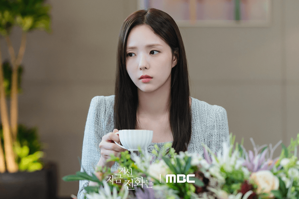 Chae Soo Bin trong &ldquo;When the Phone Rings&rdquo; chinh phục bởi phong c&aacute;ch thời trang thanh lịch, sang trọng đ&uacute;ng chất ''nữ tổng t&agrave;i'', l&agrave; sự kết hợp ho&agrave;n hảo giữa t&iacute;nh cổ điển v&agrave; hiện đại.  C&ocirc; n&agrave;ng phối những chiếc &aacute;o vest, &aacute;o sơ mi hay &aacute;o dạ theo phong c&aacute;ch tối giản nhưng s&agrave;nh mốt.