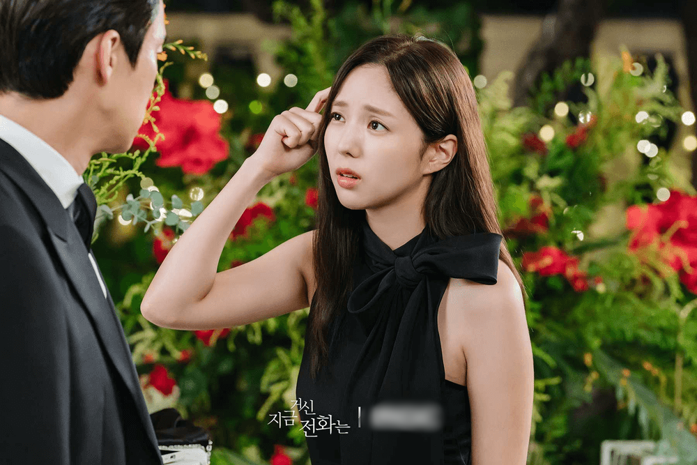 Chiếc đầm su&ocirc;ng đen nhẹ nh&agrave;ng với phần cổ tr&ograve;n thắt nơ tạo điểm nhấn gi&uacute;p Chae Soo Bin trở n&ecirc;n duy&ecirc;n d&aacute;ng, tạo cảm gi&aacute;c thanh tho&aacute;t, tựa như tiểu thư đ&agrave;i c&aacute;c.