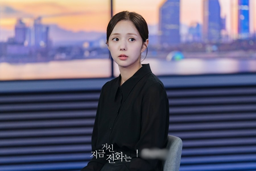 Điểm đặc biệt trong phong c&aacute;ch thời trang của Chae Soo Bin khi v&agrave;o vai nữ phi&ecirc;n dịch vi&ecirc;n k&yacute; hiệu l&agrave; c&aacute;ch c&ocirc; kết hợp c&aacute;c m&agrave;u sắc một c&aacute;ch rất tinh tế v&agrave; kh&eacute;o l&eacute;o. C&ocirc; n&agrave;ng ưu ti&ecirc;n diện những gam m&agrave;u trung t&iacute;nh hoặc đơn sắc như trắng, đen, mang lại sự thanh tho&aacute;t, nhẹ nh&agrave;ng v&agrave; rất dễ kết hợp với c&aacute;c phụ kiện kh&aacute;c. 