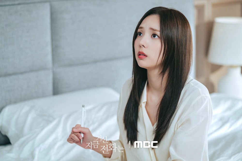 Kh&ocirc;ng giống như những m&agrave;u sắc rực rỡ c&oacute; thể l&agrave;m ph&acirc;n t&aacute;n sự ch&uacute; &yacute;, gam m&agrave;u trung t&iacute;nh gi&uacute;p trang phục của nh&acirc;n vật m&agrave; Chae Soo Bin h&oacute;a th&acirc;n trở n&ecirc;n nổi bật theo c&aacute;ch rất tự nhi&ecirc;n, cuốn h&uacute;t.